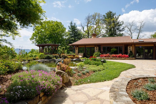 Beaucatcher Mountain exterior living area