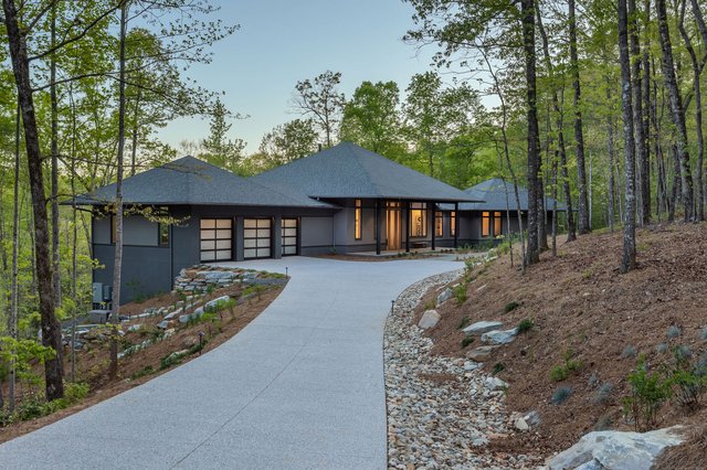 A Modern Mountain Home Connected to Nature