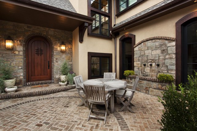 Cove Courtyard outdoor dining area in courtyard