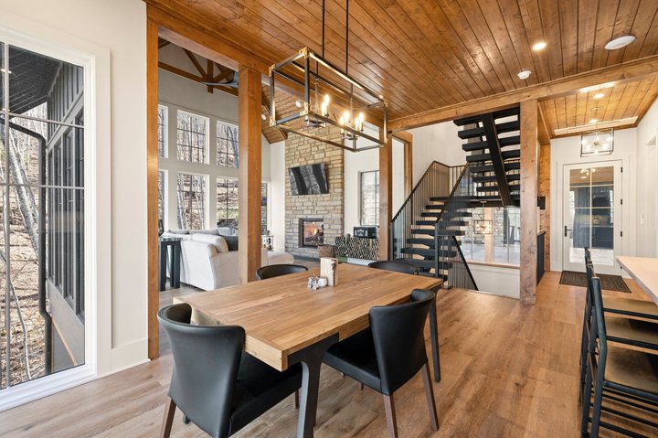 Carriage House Charmer dining area