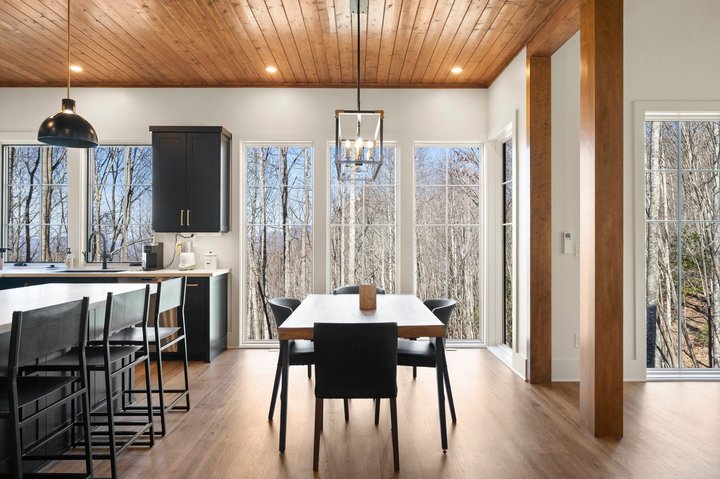 Carriage House Charmer dining area