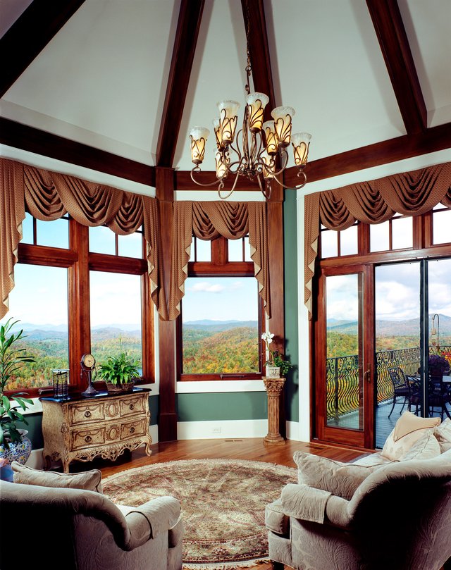 Highlands Chateau master bedroom sitting area