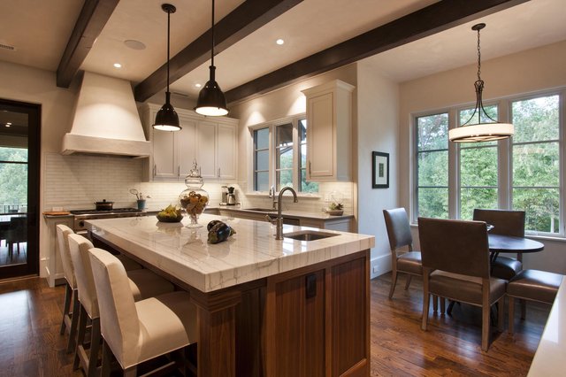 Cove Courtyard kitchen and breakfast nook