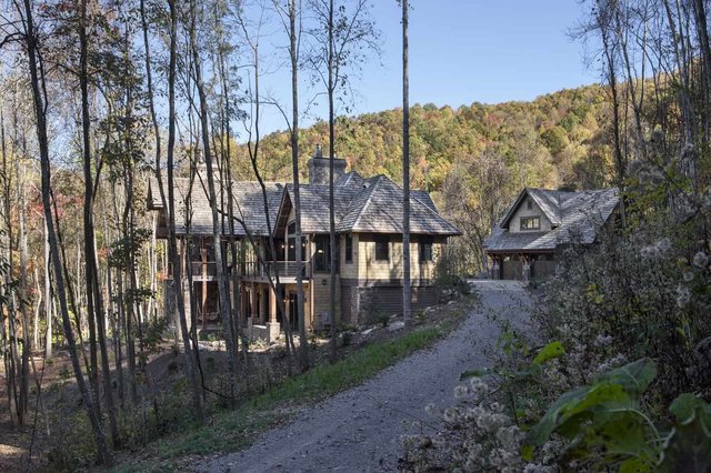 Maison de Montagne Exterior and Driveway Daylight