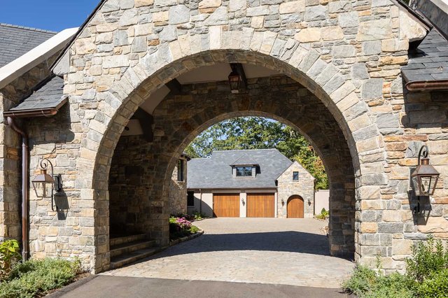 Villa Bella Vista Driveway Arch