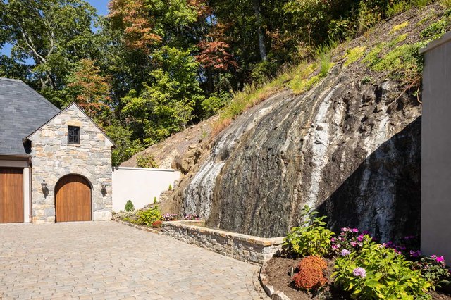 Villa Bella Vista Driveway Fountain