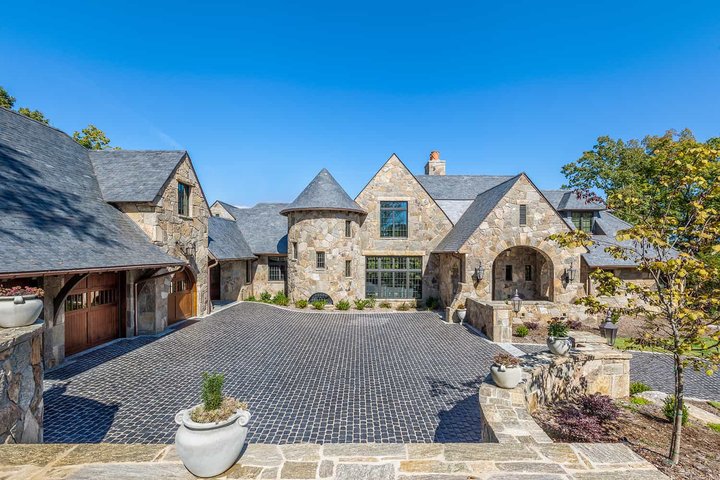 Vista Bluff Exterior and Driveway 1