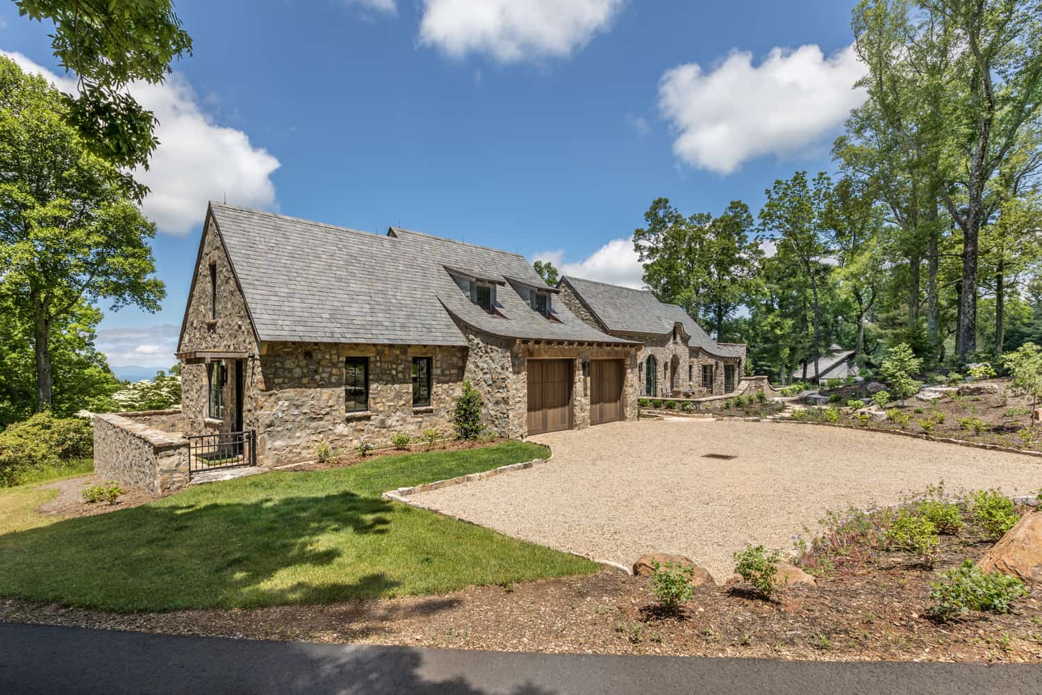 Town Mountain Ranch Exterior and Driveway 1